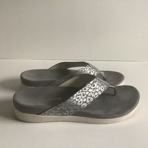 Spenco Grey Thong Flip Flop in Cheeta Print, Size 10